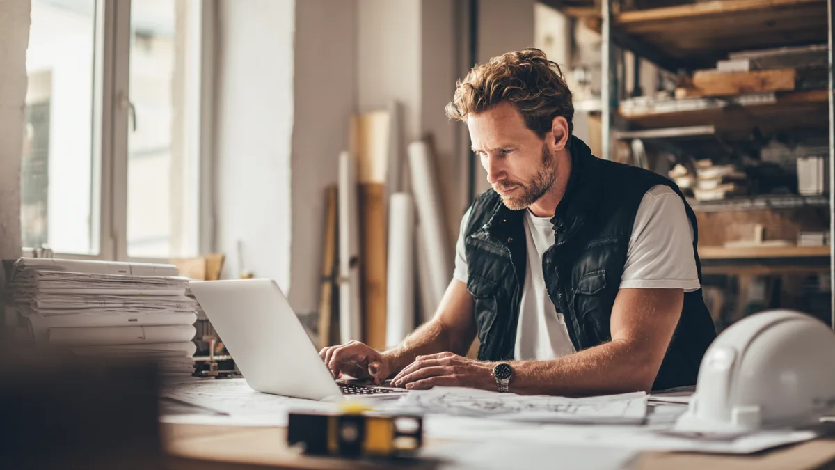 Artisan BTP utilisant un tableur Excel pour sa facturation